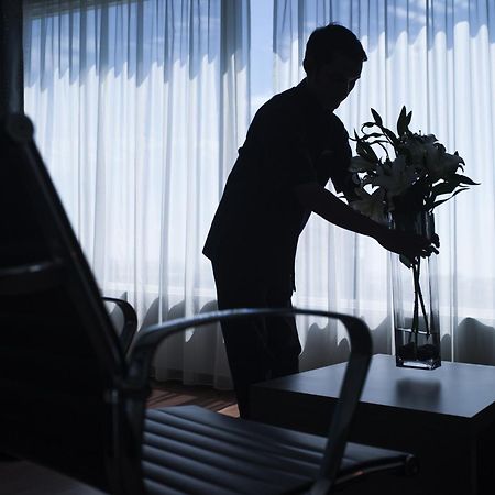 Pullman Kuching Hotell Eksteriør bilde A chambermaid at work