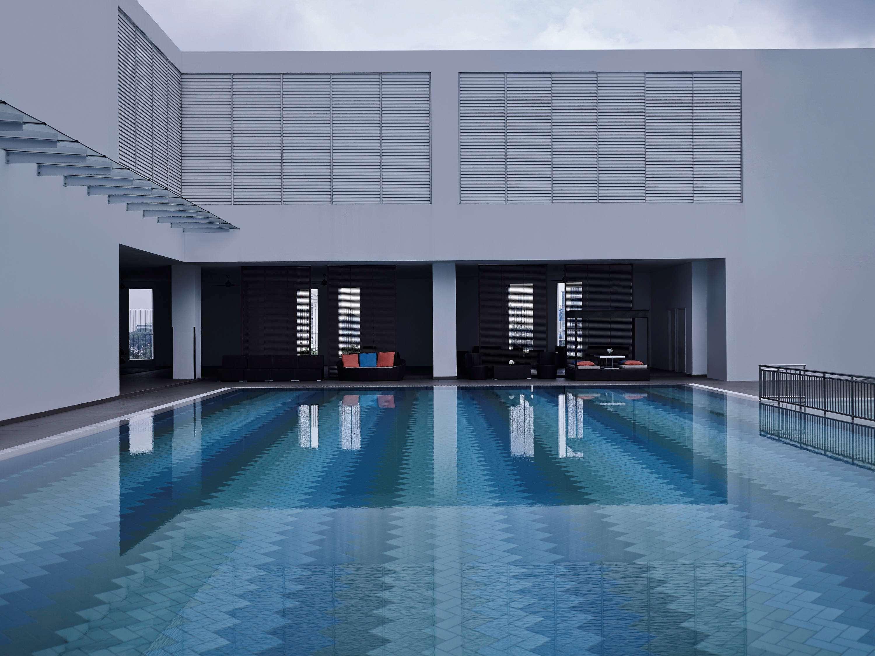 Pullman Kuching Hotell Eksteriør bilde The swimming pool