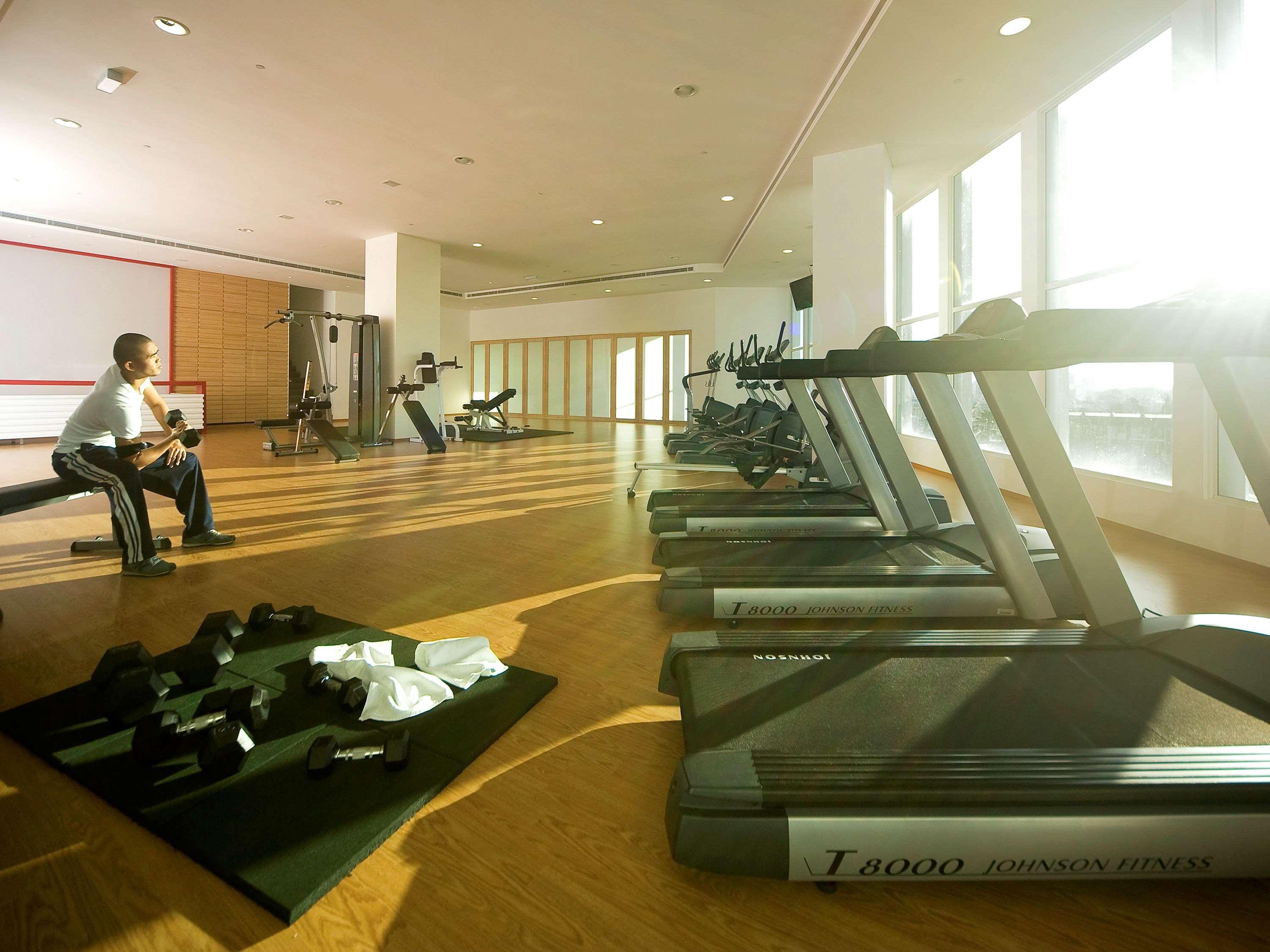 Pullman Kuching Hotell Eksteriør bilde The gym at the InterContinental