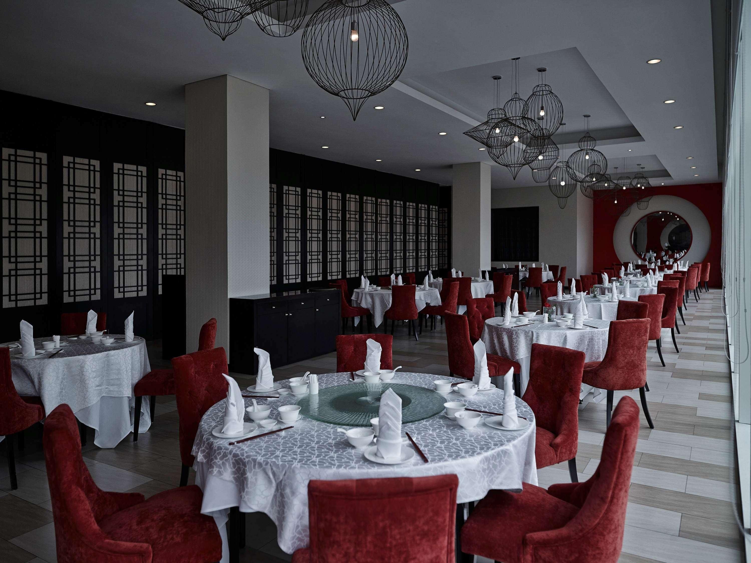 Pullman Kuching Hotell Eksteriør bilde Interior of the restaurant