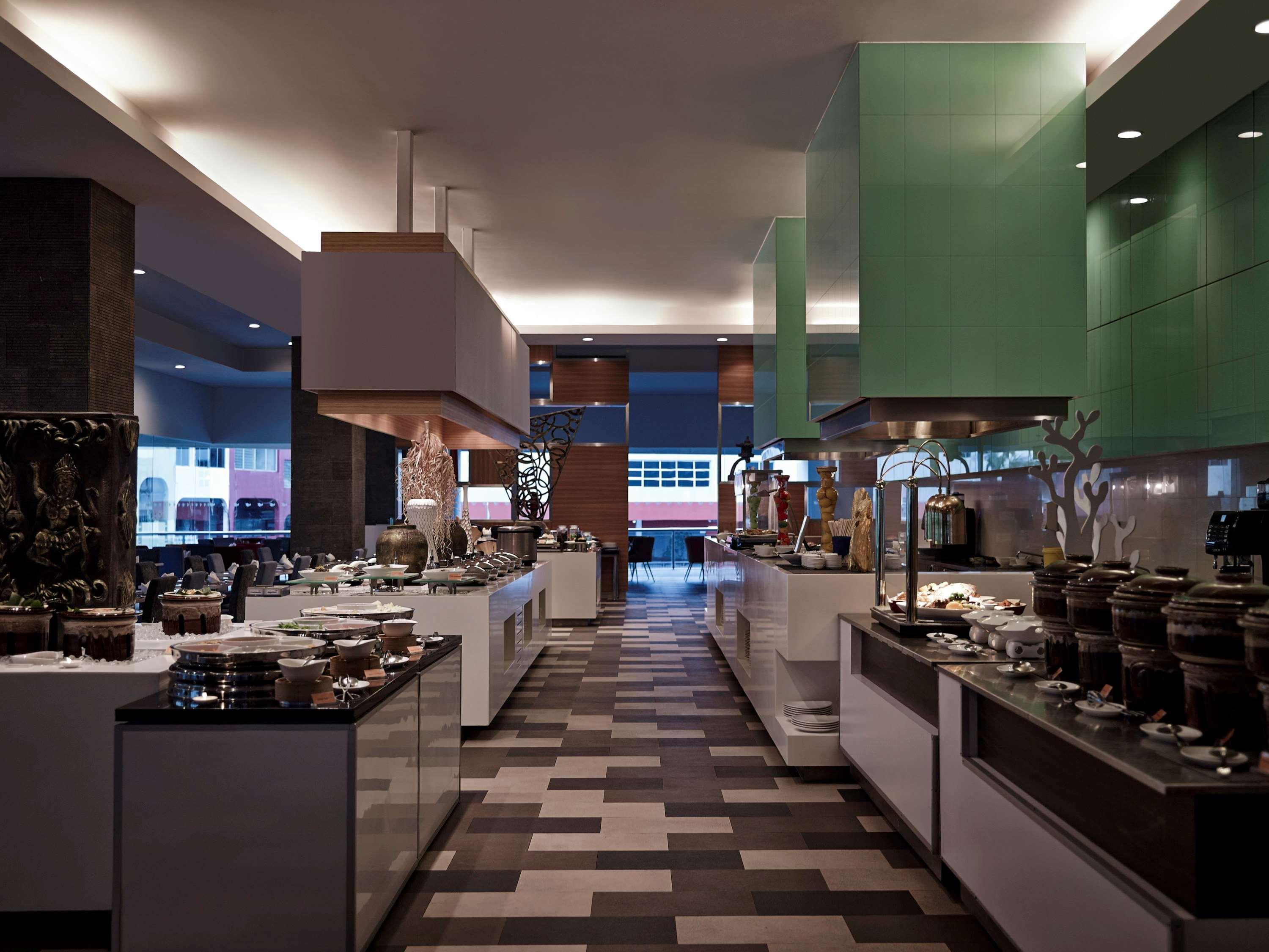 Pullman Kuching Hotell Eksteriør bilde The buffet at the hotel