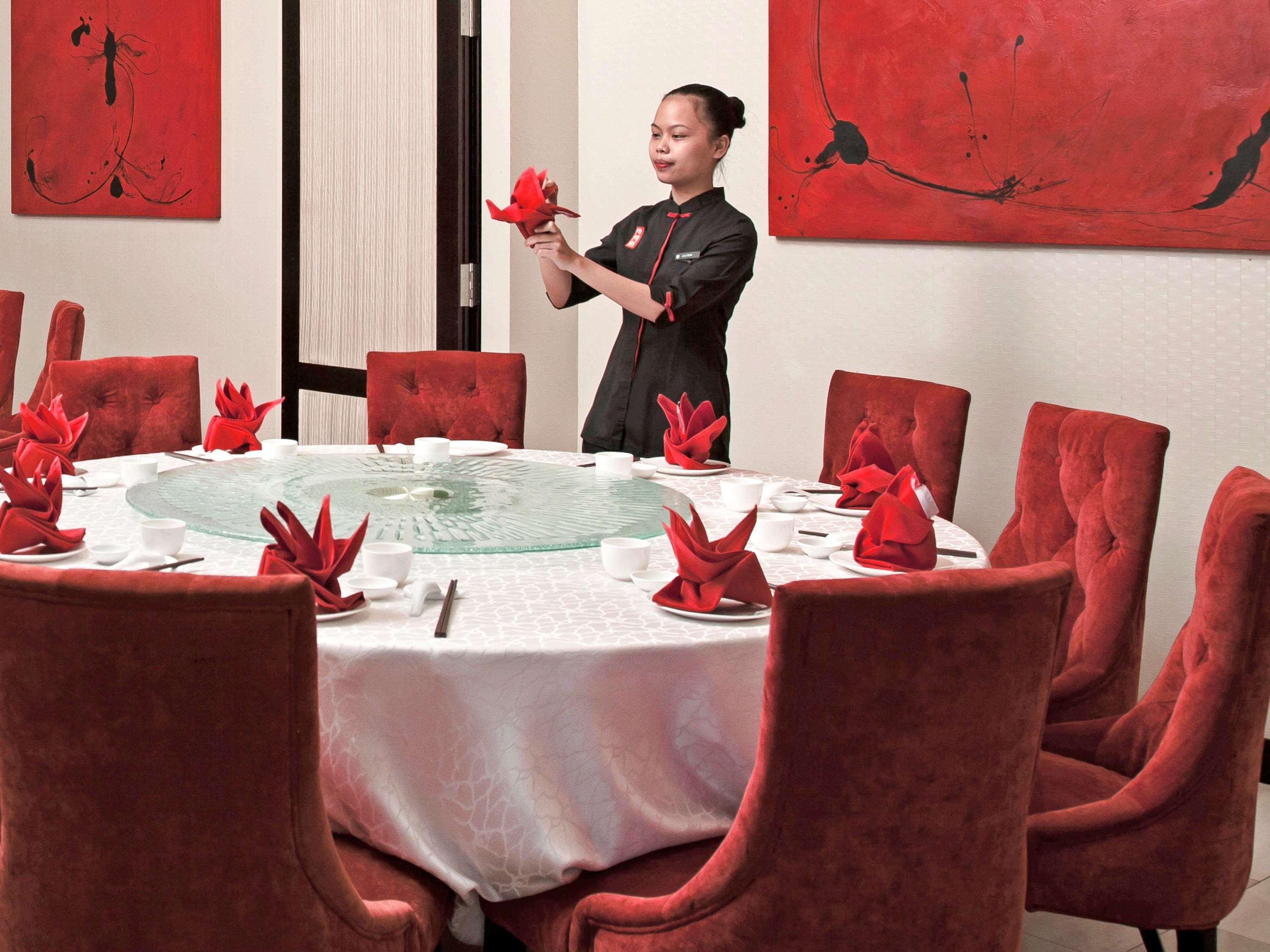 Pullman Kuching Hotell Eksteriør bilde A restaurant in Hanoi