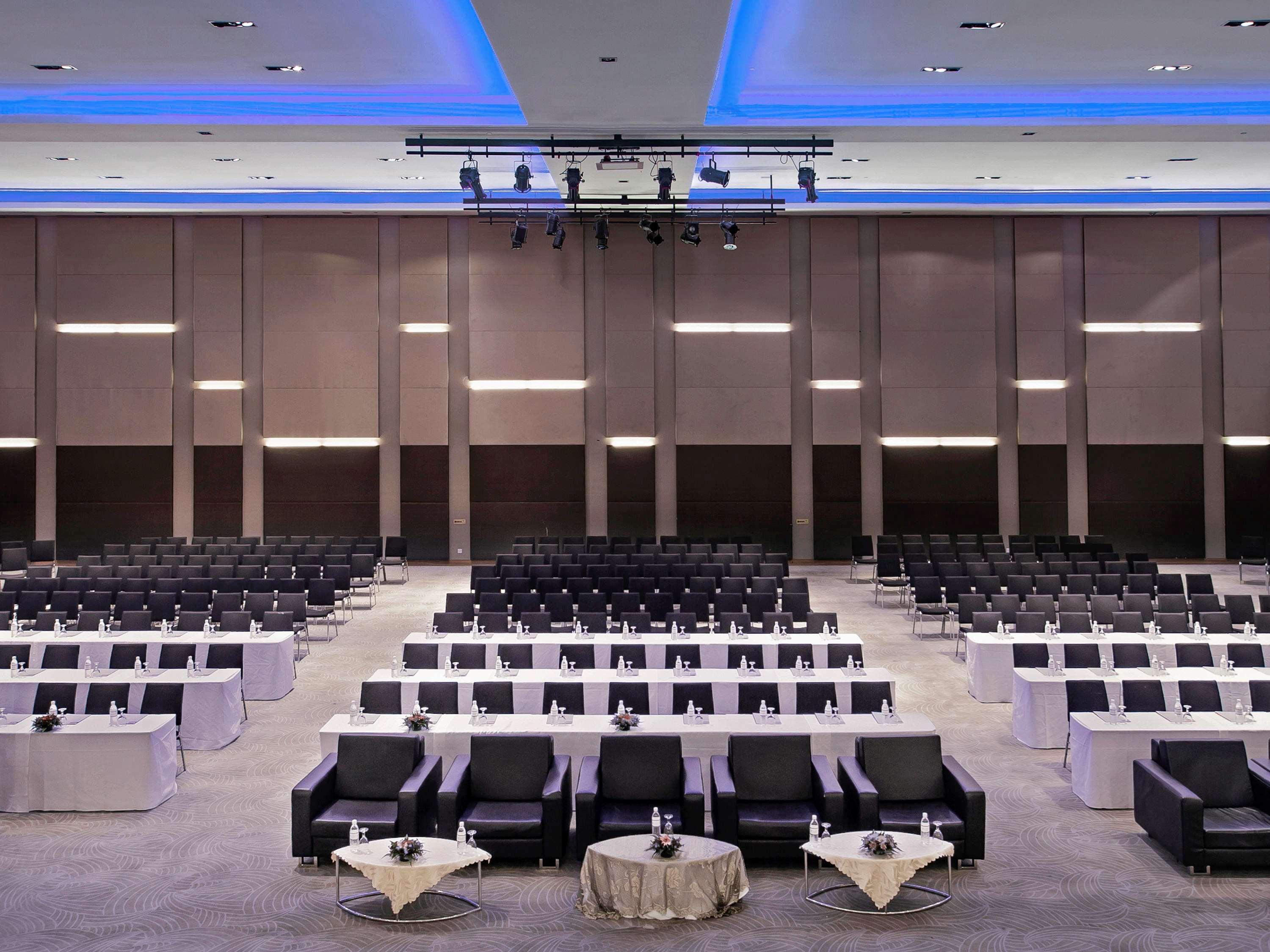 Pullman Kuching Hotell Eksteriør bilde The conference hall