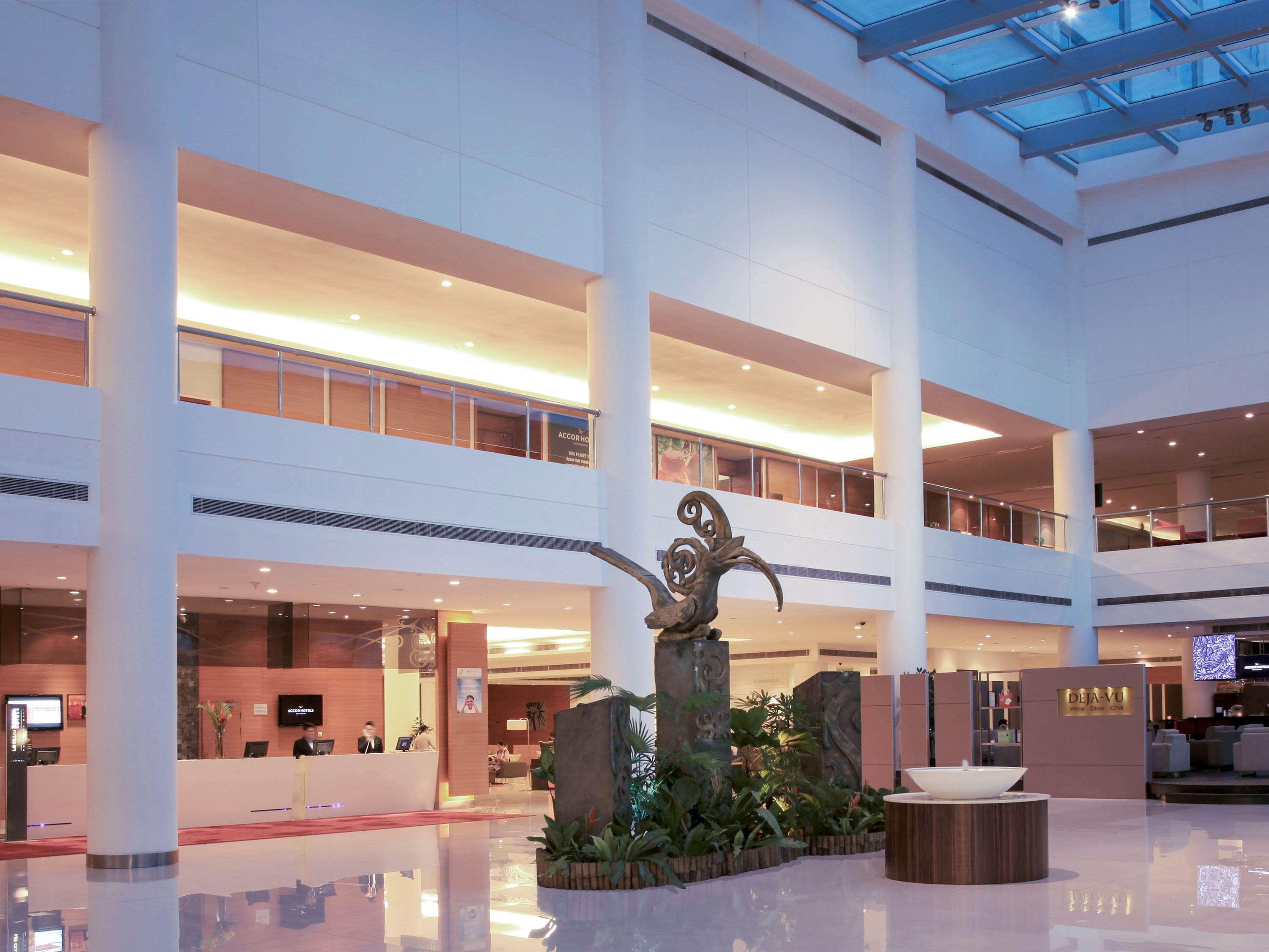 Pullman Kuching Hotell Eksteriør bilde The lobby of the hotel