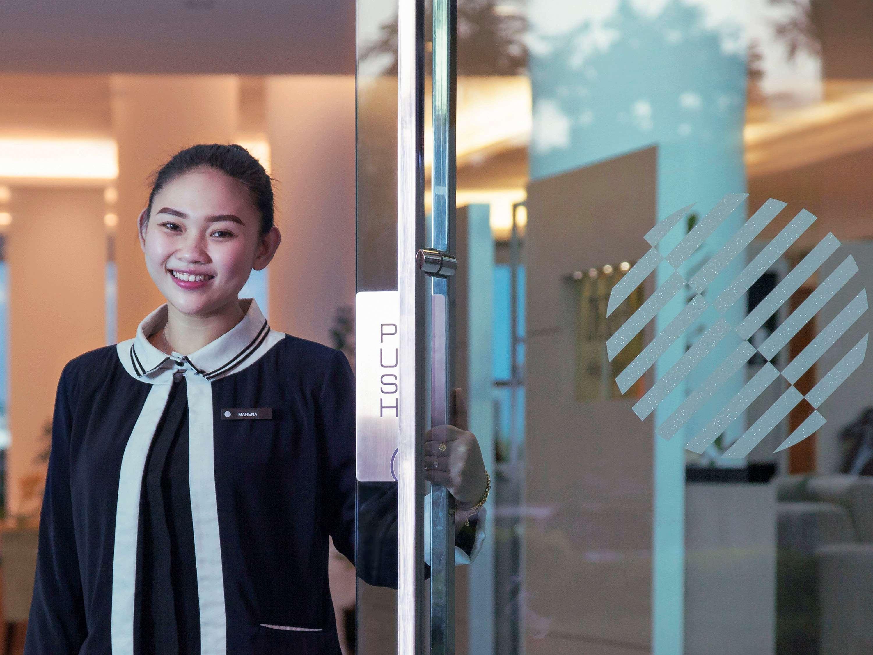 Pullman Kuching Hotell Eksteriør bilde A Thai woman working at a hotel