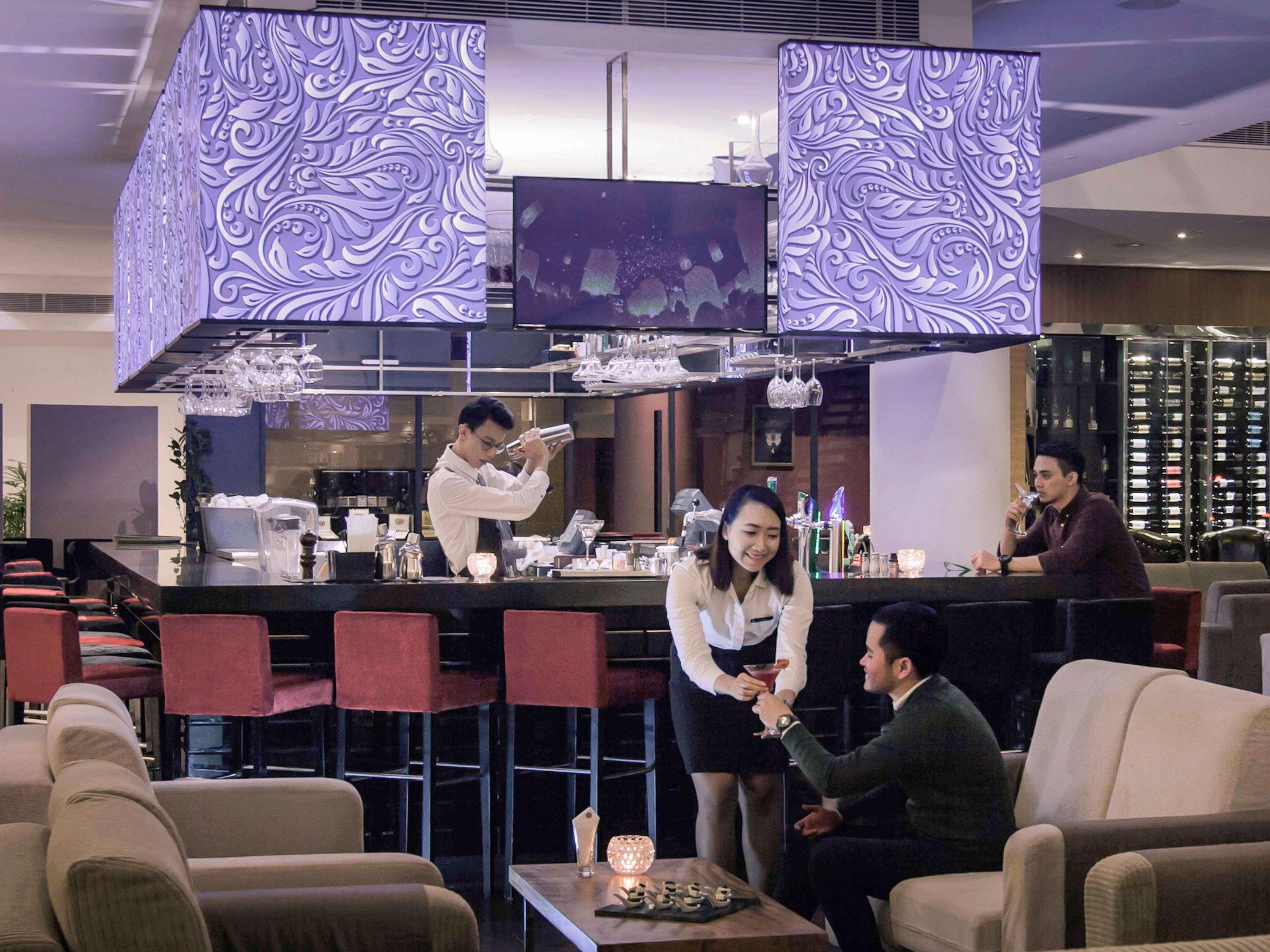 Pullman Kuching Hotell Eksteriør bilde The bar at the lounge
