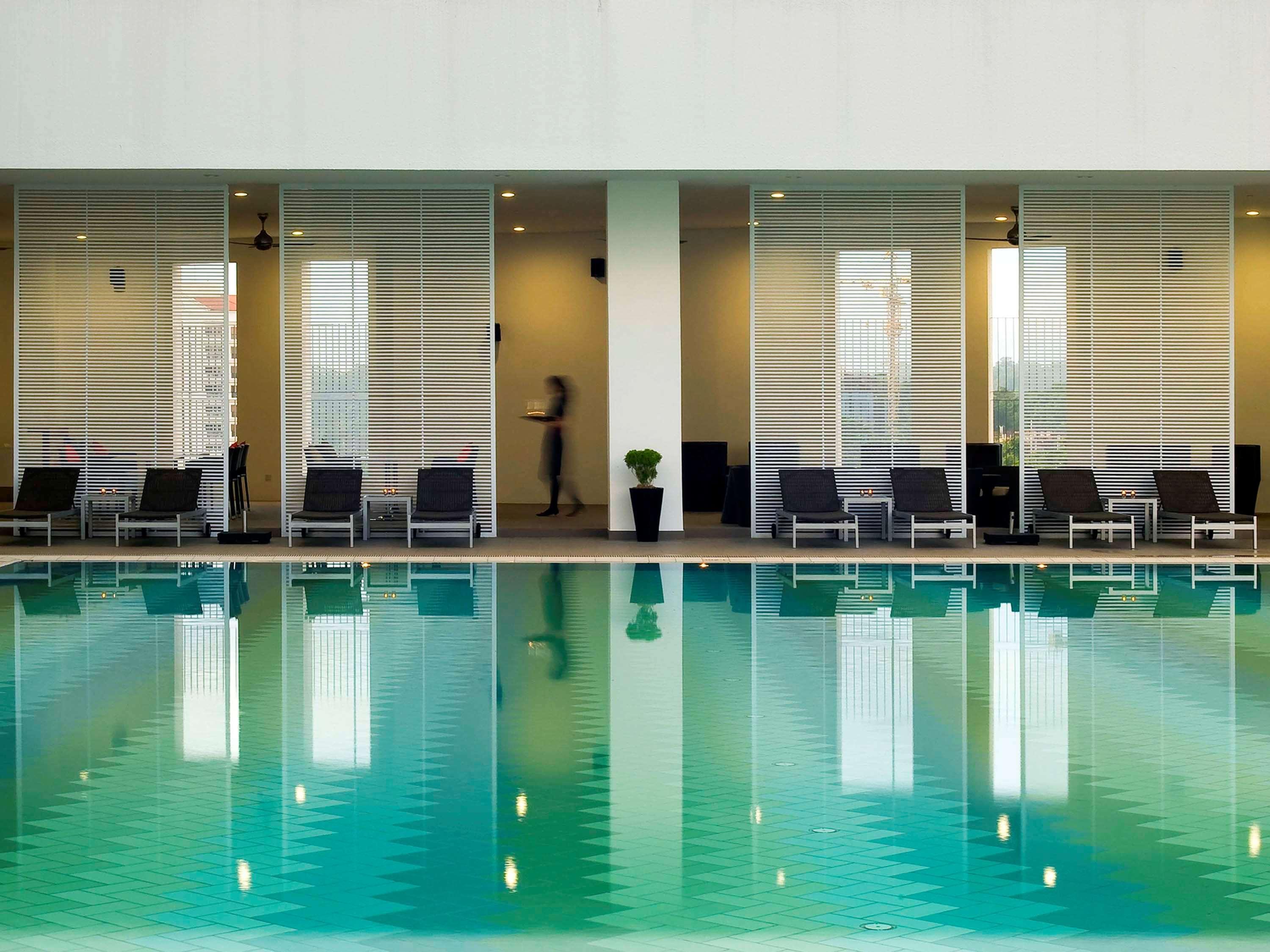 Pullman Kuching Hotell Eksteriør bilde The swimming pool at the hotel