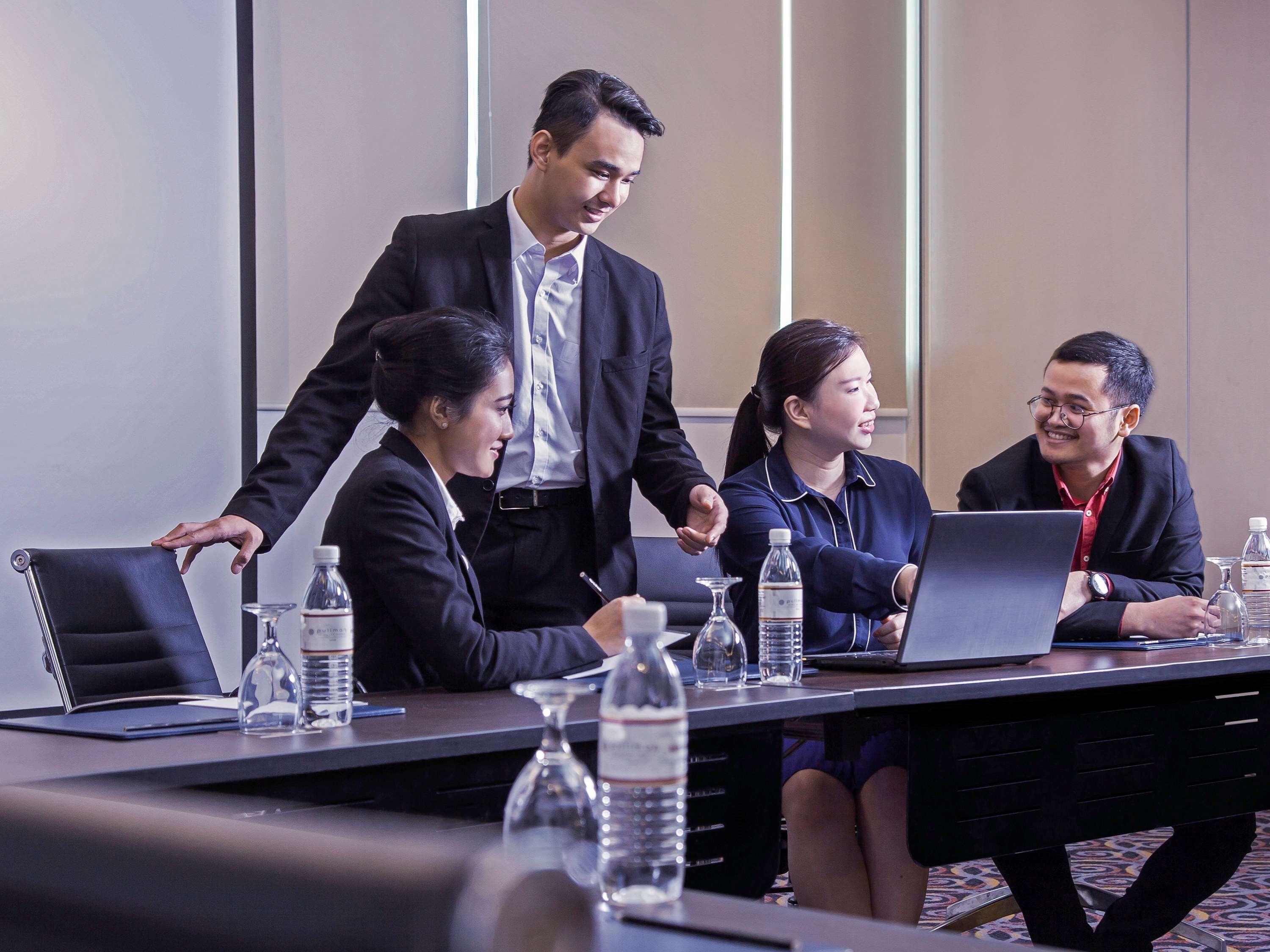 Pullman Kuching Hotell Eksteriør bilde A meeting in progress