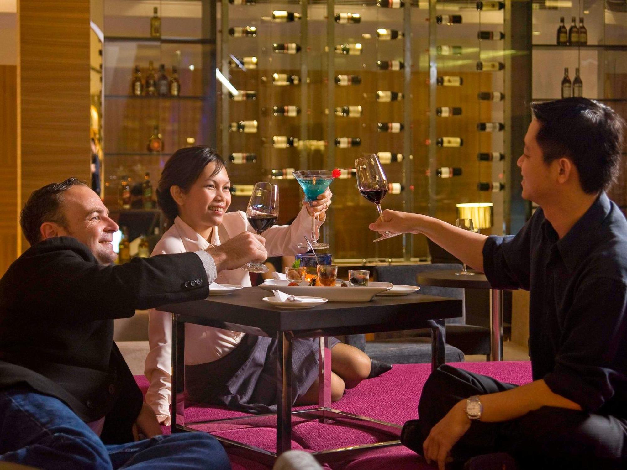 Pullman Kuching Hotell Eksteriør bilde The Wine Bar