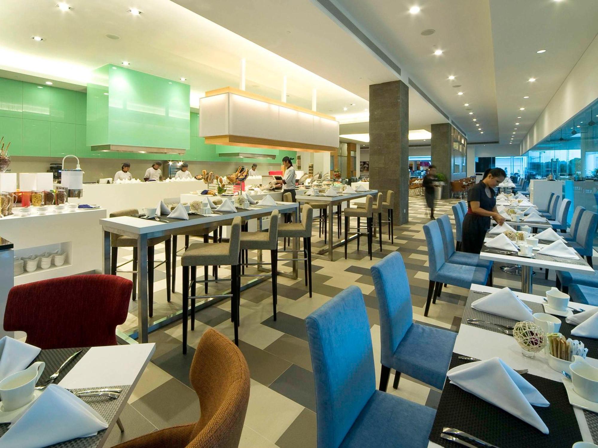 Pullman Kuching Hotell Eksteriør bilde The buffet at the lobby