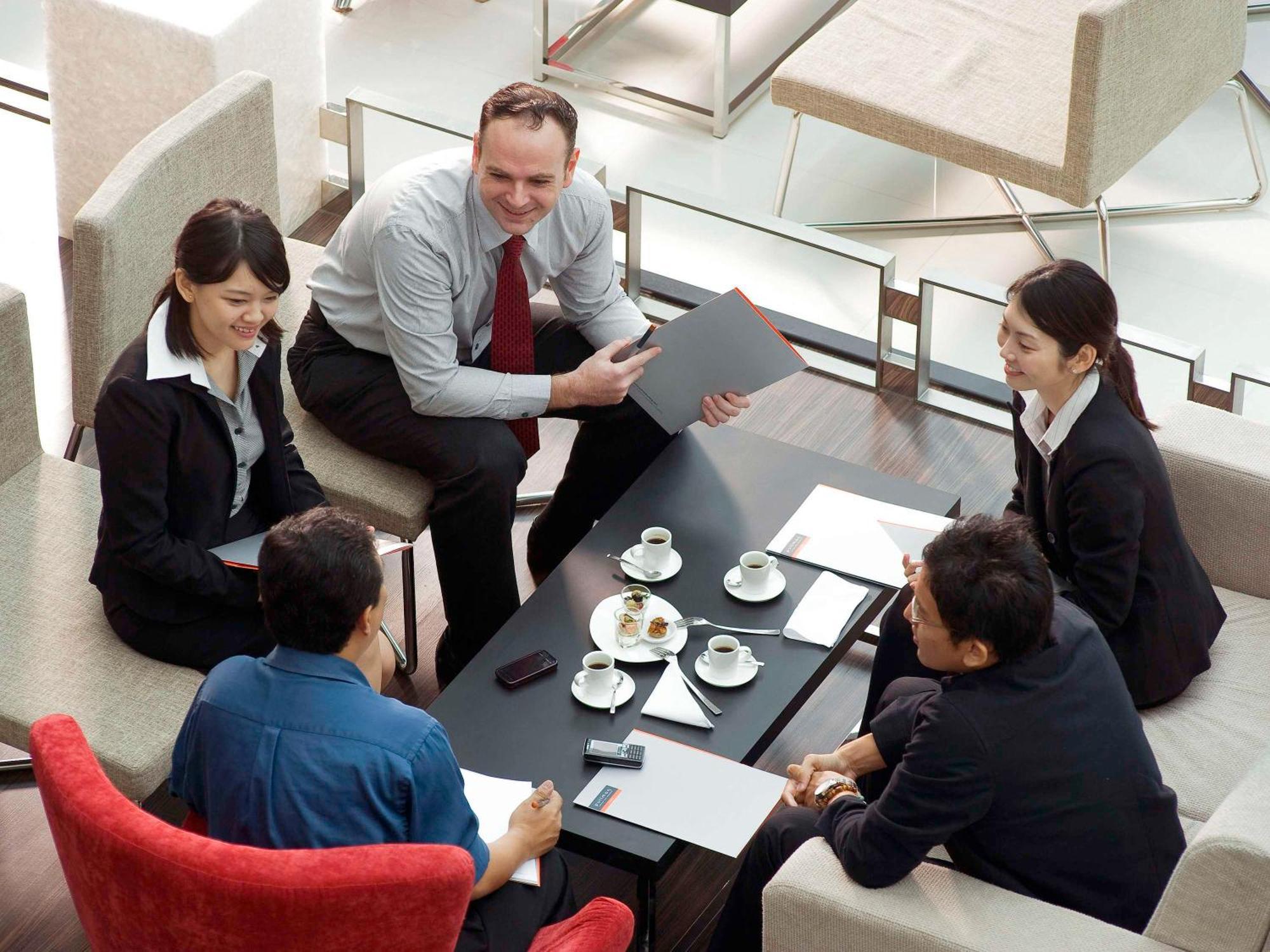 Pullman Kuching Hotell Eksteriør bilde A team of businesspeople