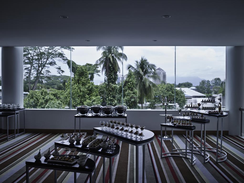 Pullman Kuching Hotell Eksteriør bilde The interior of the restaurant