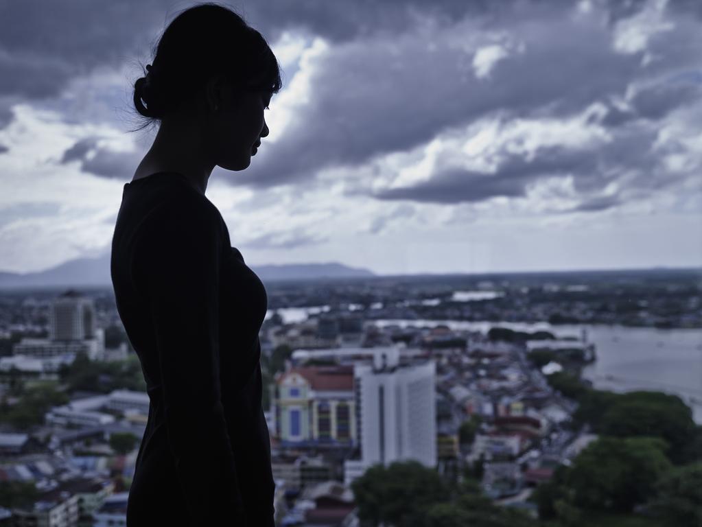 Pullman Kuching Hotell Eksteriør bilde A woman in silhouette