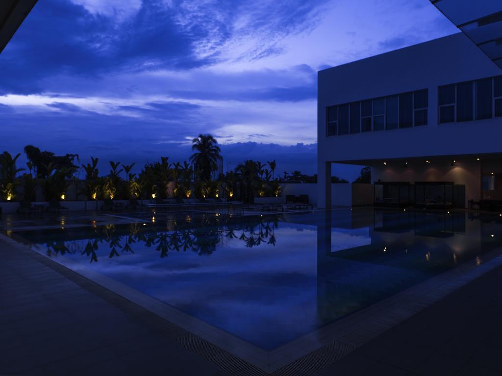 Pullman Kuching Hotell Eksteriør bilde The pool at the hotel