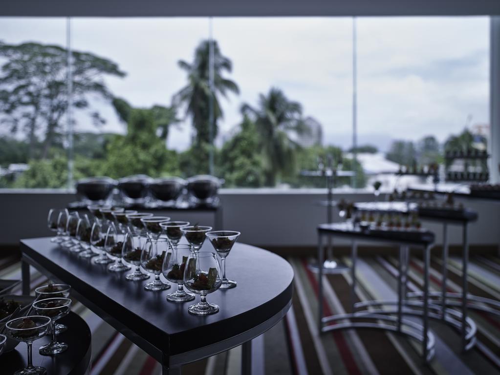 Pullman Kuching Hotell Eksteriør bilde The bar at the 101 bar