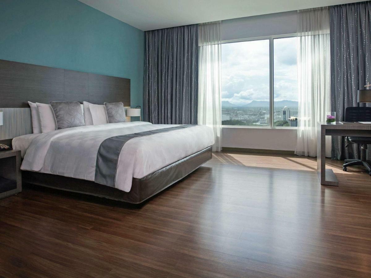 Pullman Kuching Hotell Eksteriør bilde A typical hotel room