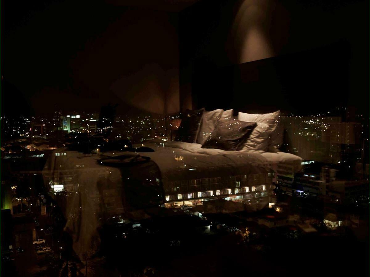 Pullman Kuching Hotell Eksteriør bilde The view from the 100th floor of the building at night